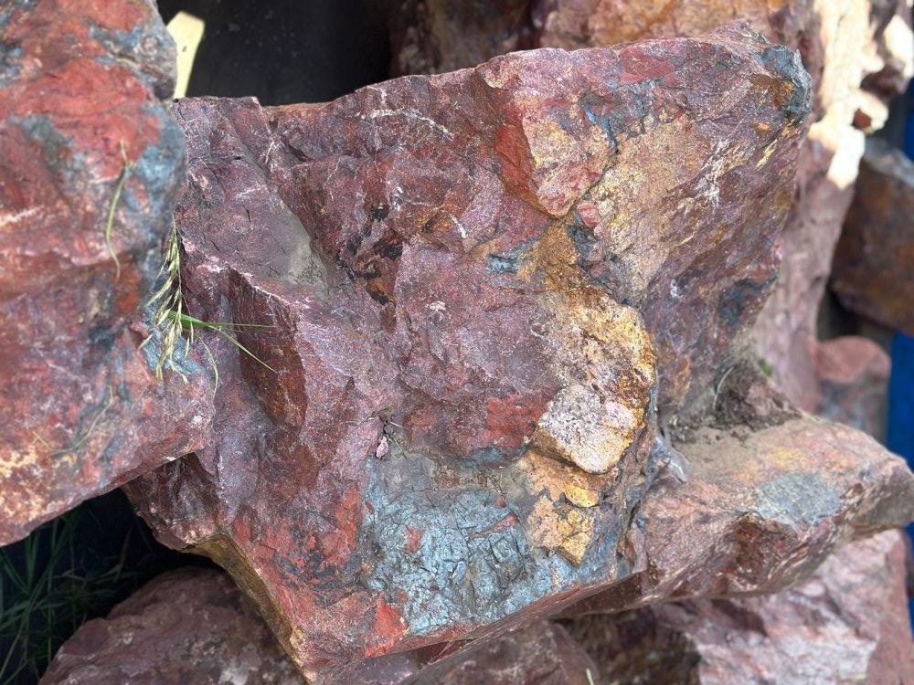 Камни для ландшафтного дизайна красно-фиолетовые 10-60 килограмм купить в Кашире