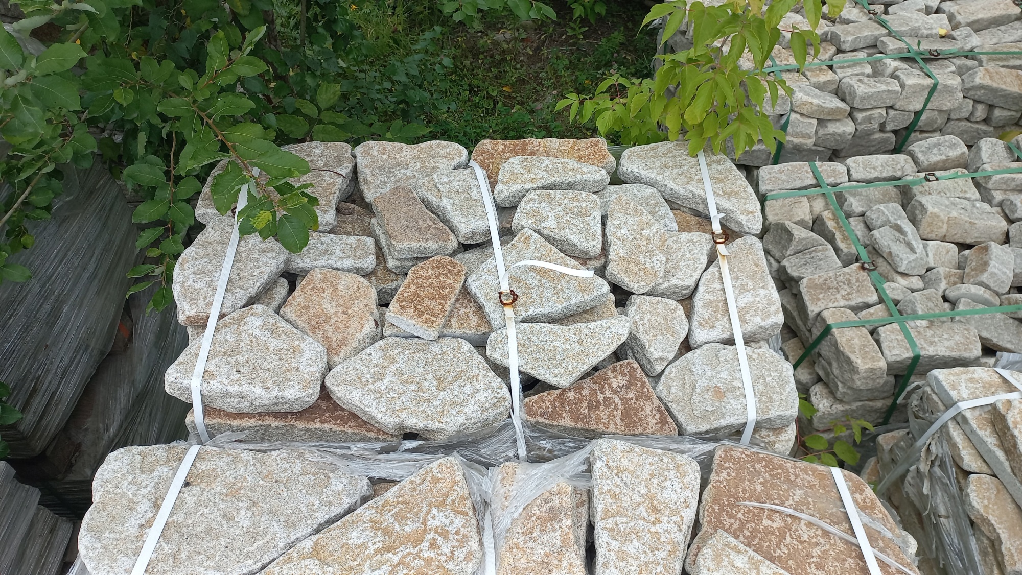 Плитняк галтованный гранитный для ландшафтного дизайна купить в Кашире