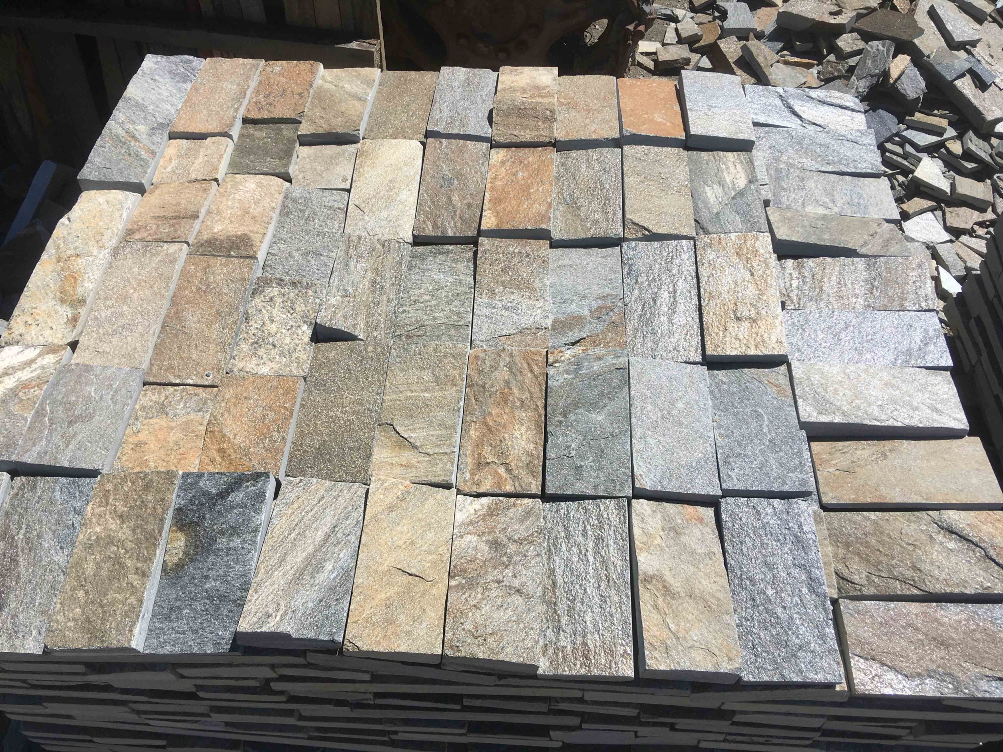 Плитка пилёная златолит Уральский для цоколя, отмостки купить в Кашире