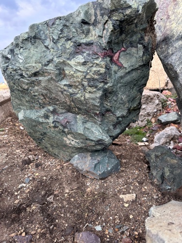 Гигантские зелёные валуны для ландшафтного дизайна весом более 5 тонн купить в Кашире