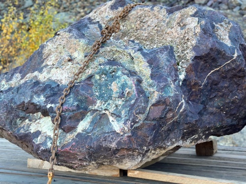 Огромные красно-фиолетовые валуны для ландшафтного дизайна весом более 5 тонн купить в Кашире