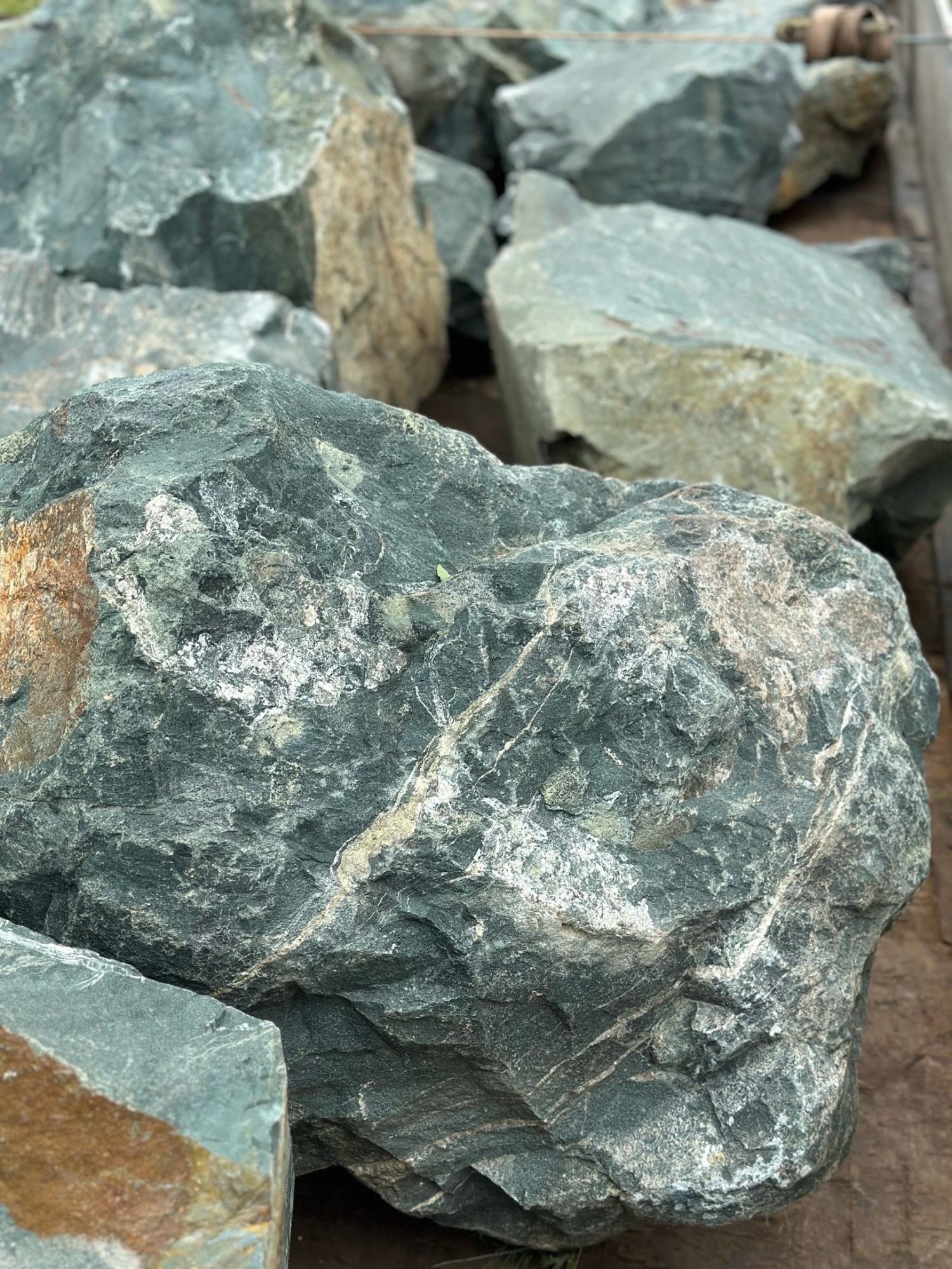 Камни для ландшафтного дизайна зелёные 10-60 килограмм купить в Кашире