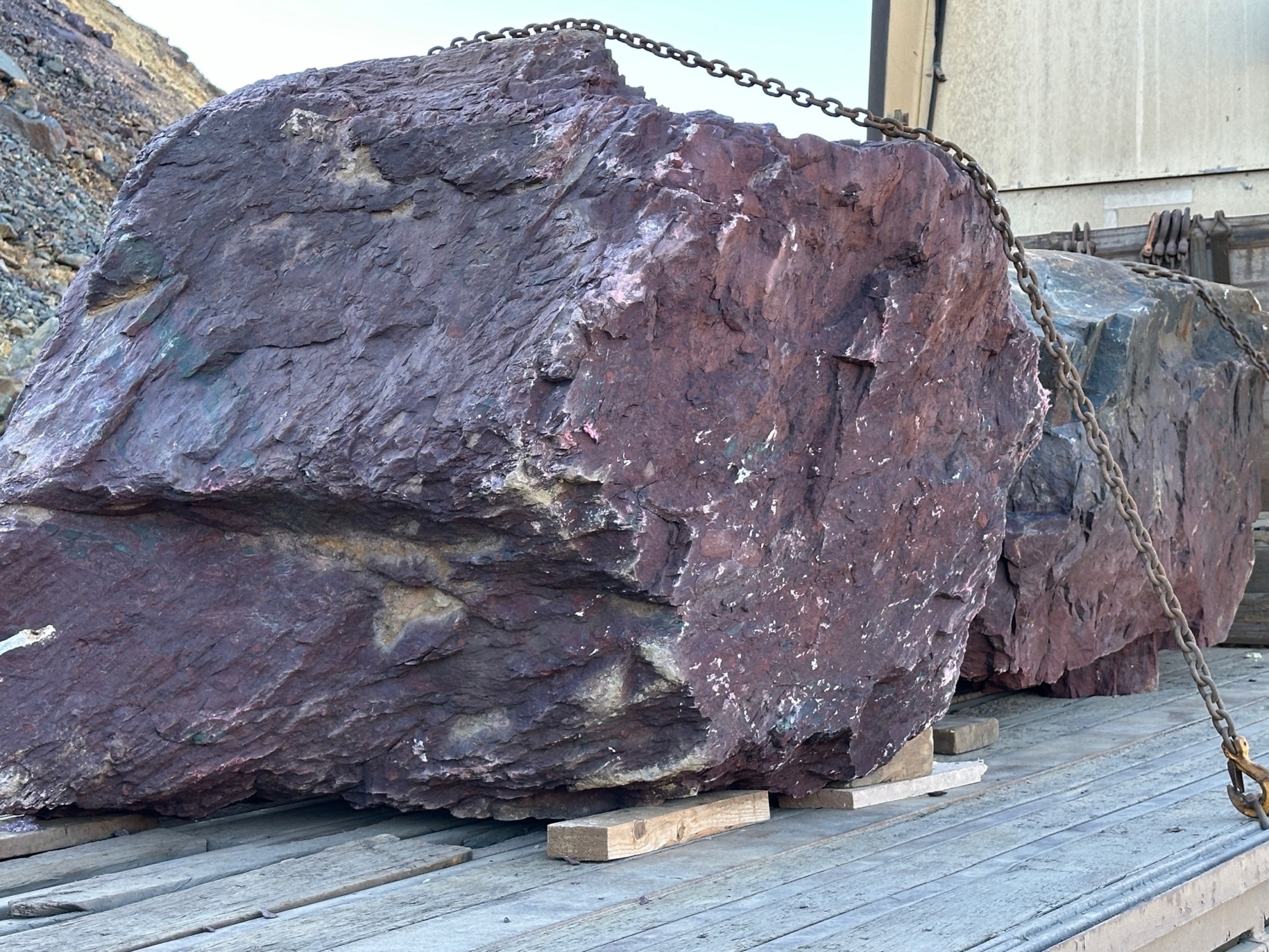 Огромные красно-фиолетовые валуны для ландшафтного дизайна весом более 5 тонн купить в Кашире