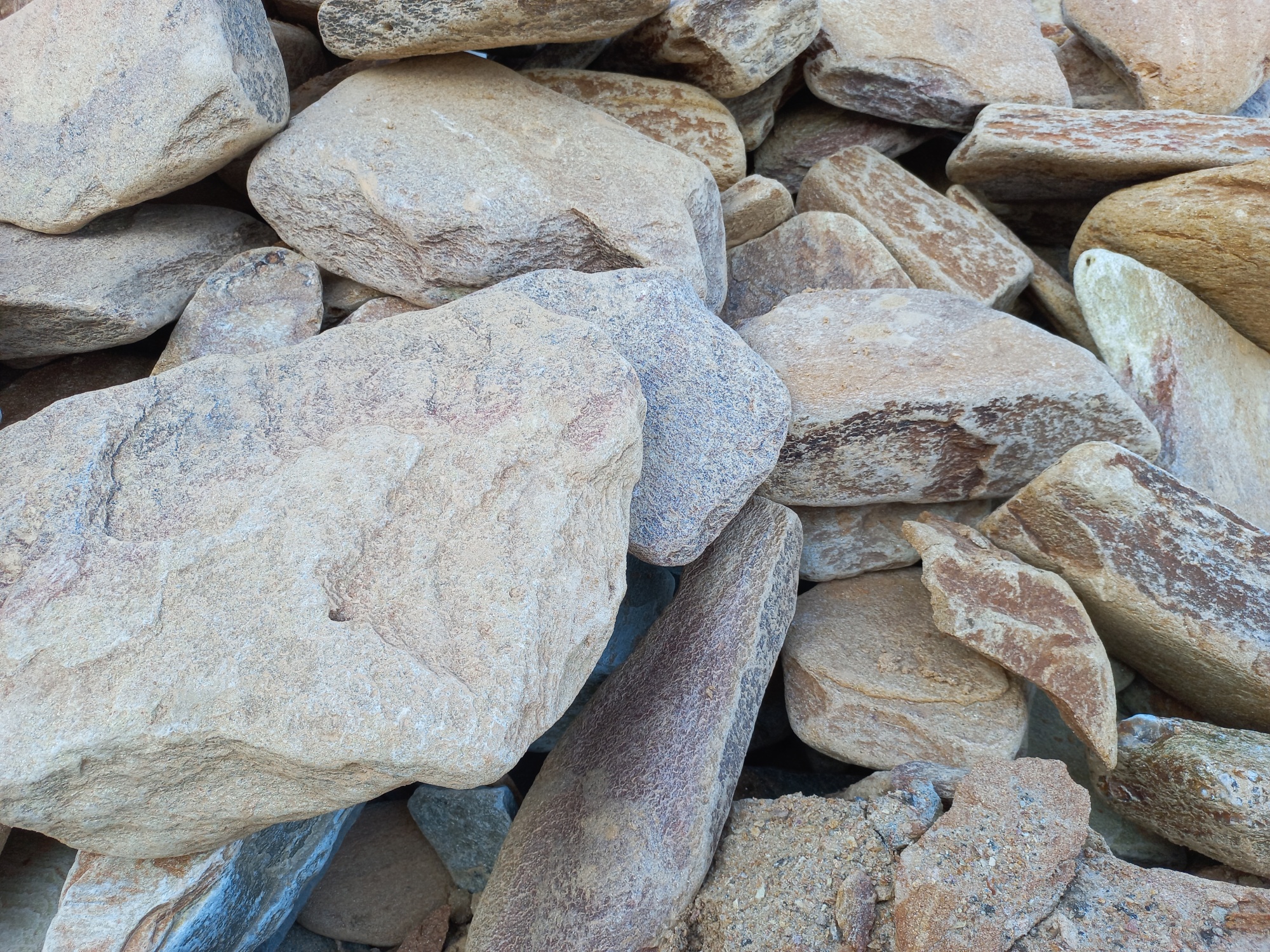 Златолит жёлтый, жёлто-зелёный глыбки и валуны для ланшафтного дизайна купить в Кашире