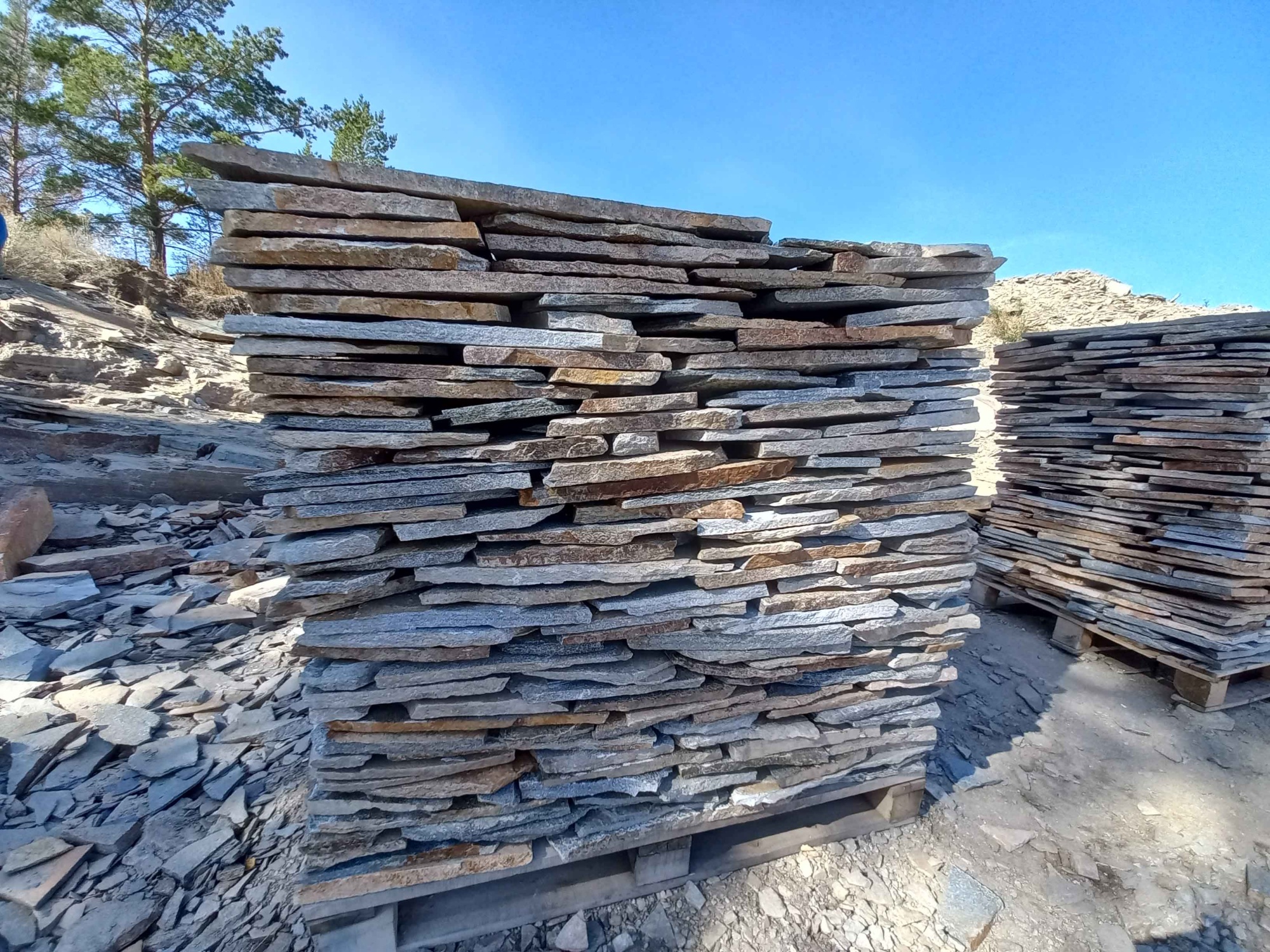 Плитняк златолит серебристый для фасада купить в Кашире