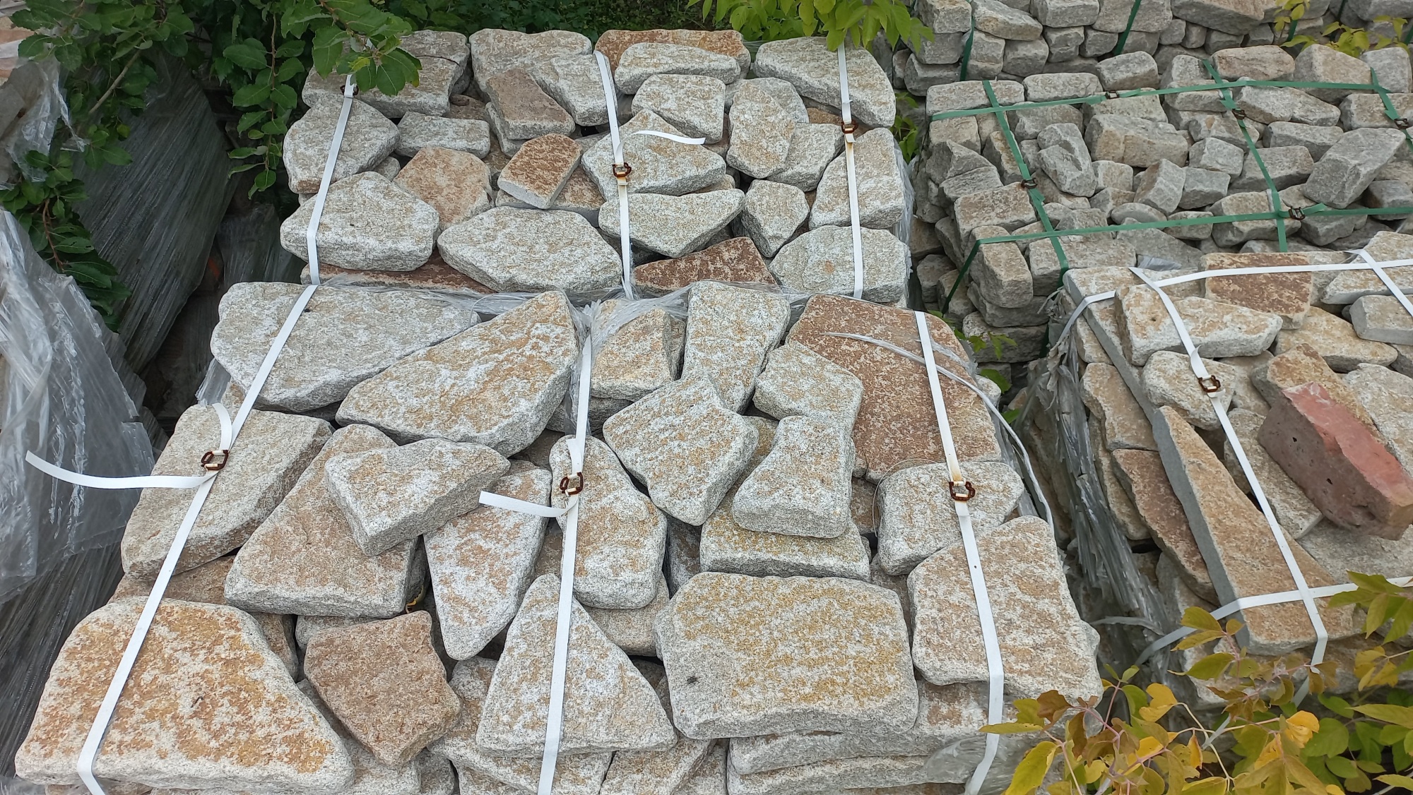 Гранитный плитняк галтованный для мощения купить в Кашире