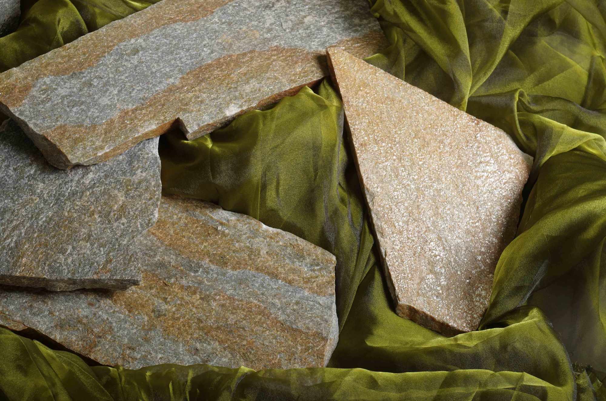 Плитняк златолит Уральский для цоколя, отмостки купить в Кашире