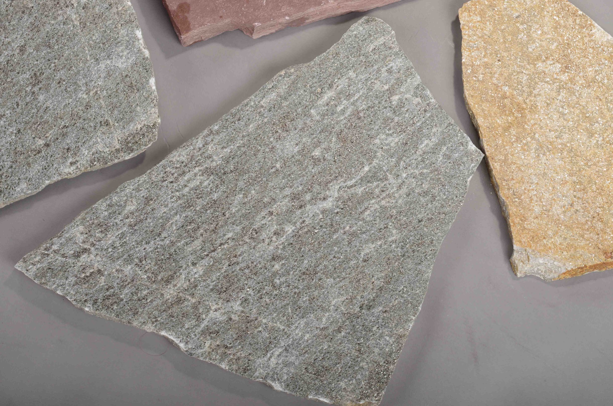 Плитняк златолит Уральский для цоколя, отмостки купить в Кашире